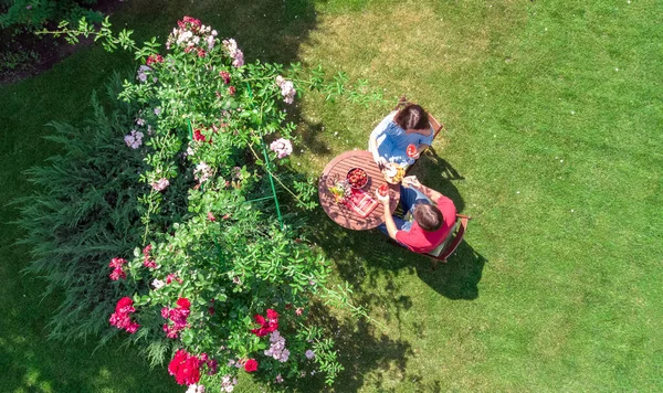 Jovem Casal Desfrutando Comida Bebidas Belo Jardim Rosas Data Romântica — Fotografia de Stock