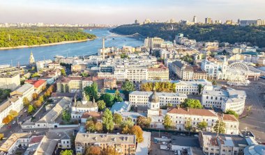 Kyiv şehri insansız hava aracı manzarası, Dnipro nehri, şehir merkezi ve Podol tarihi bölge silueti yukarıdan Kiev ve Dinyeper şehri, Ukrayna
