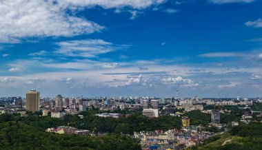 Kyiv şehri insansız hava aracı manzarası, Dnipro nehri, şehir merkezi ve Podol tarihi bölge silueti yukarıdan Kiev ve Dinyeper şehri, Ukrayna