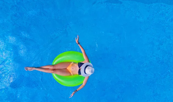 Mulher Bonita Chapéu Vista Aérea Piscina Cima Menina Nova Relaxa — Fotografia de Stock