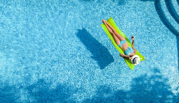 Hermosa Mujer Sombrero Piscina Vista Aérea Superior Desde Arriba Chica — Foto de Stock