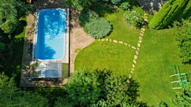 Yüzme havuzu yukarıdan güzel bahçe havuzu manzaralı.