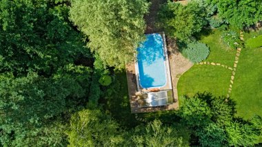 Yüzme havuzu yukarıdan güzel bahçe havuzu manzaralı.
