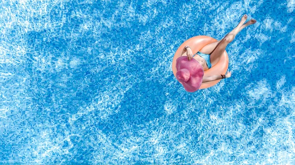 Vacker Kvinna Hatt Poolen Antenn Ovanifrån Ung Flicka Bikini Slappnar — Stockfoto