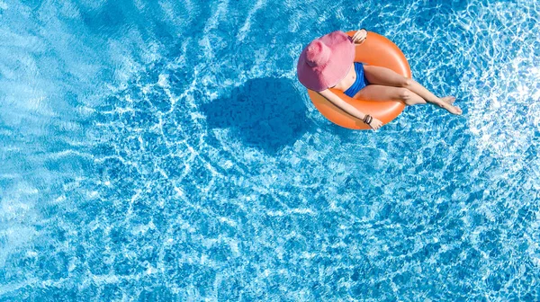 Mooie Vrouw Met Hoed Zwembad Bovenaanzicht Vanuit Lucht Van Bovenaf — Stockfoto