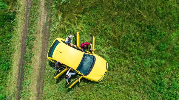 Família Amigos Viagem Carro Férias Pais Felizes Crianças Divertir Viagem — Fotografia de Stock