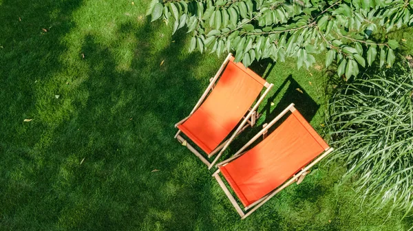 夏の庭には 芝生の空中展望台 緑の公園の木々や上からリラックスできる場所にサンデッキがあります — ストック写真