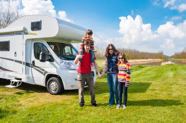 家族の休暇 子供とのRv旅行 子供との幸せな両親は 自動車の家での休暇旅行 キャンパーの外で楽しい時間を過ごしています — ストック写真