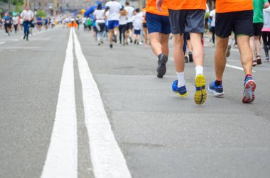 Maraton koşu yarışı, birçok koşucu ayaklarıyla yol yarışı, spor müsabakası, fitness ve sağlıklı yaşam tarzı konsepti