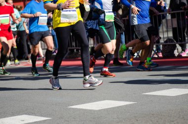 Maraton koşu yarışı, birçok koşucu ayaklarıyla yol yarışı, spor müsabakası, fitness ve sağlıklı yaşam tarzı konsepti