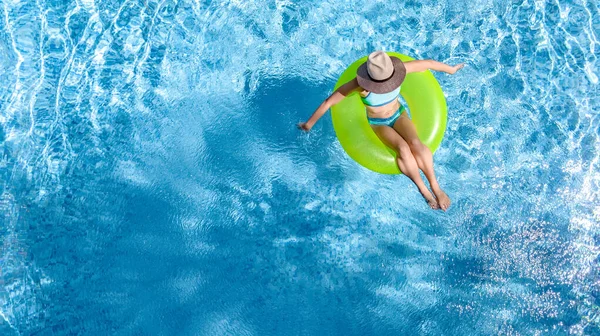 Aktiv Ung Flicka Poolen Antenn Ovanifrån Tonåring Slappnar Och Simmar — Stockfoto