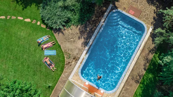 Gelukkige Familie Ontspannen Bij Het Zwembad Zomer Tuin Luchtfoto Drone — Stockfoto