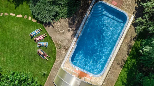 Gelukkige Familie Ontspannen Bij Het Zwembad Zomer Tuin Luchtfoto Drone — Stockfoto