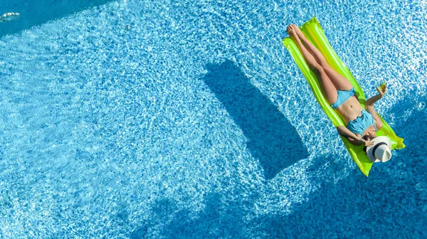 身穿比基尼的年轻女孩在充气床垫上放松和游泳 并在家庭度假 热带度假胜地的水里游得开心 — 图库照片