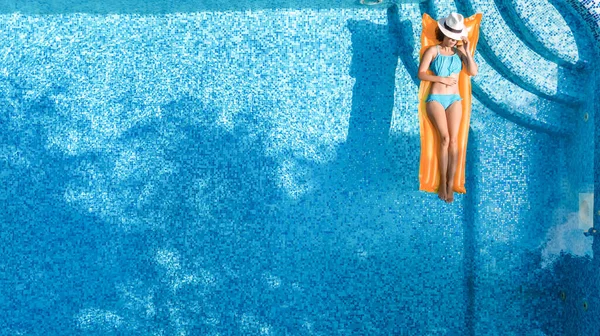 위에서 바라보는 수영장 꼭대기에서 아름다운 모자를 비키니를 매트리스를 수영하는 물마시는 — 스톡 사진