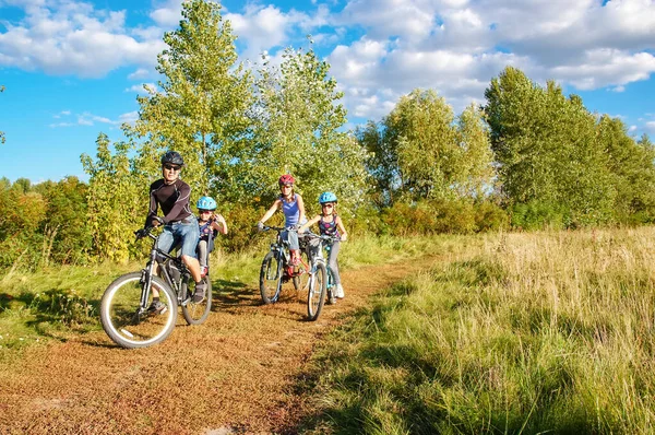 Family Bikes Cycling Outdoors Active Healthy Parents Kids Riding Bicycles — Stockfoto