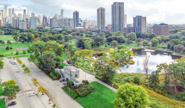 Chicago hava aracı görüntüsü yukarıdan, Chicago şehir merkezi gökdelenler şehir kuşu manzarası parktan, Illinois, ABD