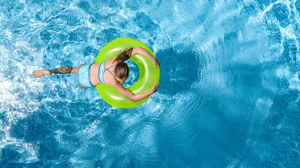 Yüzme Havuzundaki Aktif Genç Kız Yukarıdan Drone Görüntüsü Genç Kız — Stok fotoğraf