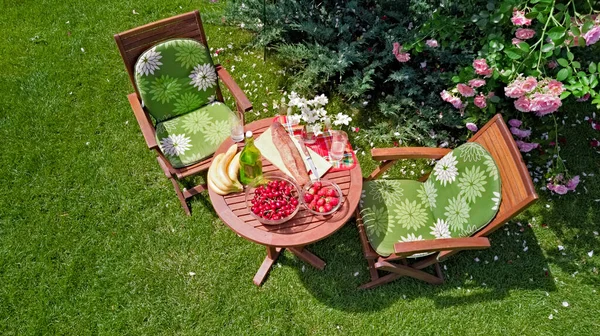 Table Décorée Avec Pain Des Fraises Des Fruits Dans Une — Photo