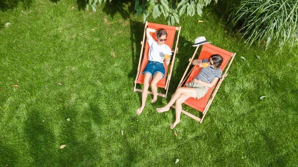 Young Girls Relax Summer Garden Sunbed Deckchairs Grass Women Friends — 图库照片
