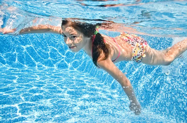 Egészséges Gyermek Úszik Víz Alatt Úszómedencében Aktív Kislány Búvárkodás Szórakozik — Stock Fotó