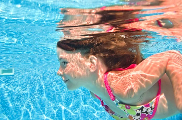 Child Swims Underwater Swimming Pool Healthy Active Little Girl Dives — Stock Photo, Image