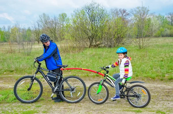 Family Cycling Father Teaches Child Ride Bicycle Bike Tow Bar — Stock Photo, Image