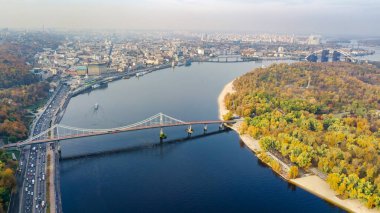 Kyiv skyline hava aracı görüntüsü, tarihi Podil bölgesi, yukarıdan Dnipro nehri ve köprü şehri, sonbaharda Kiev, Ukrayna