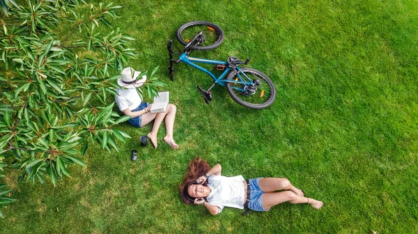 Junge Mädchen Mit Fahrrad Park Musik Mit Kopfhörern Und Lesebuch — Stockfoto