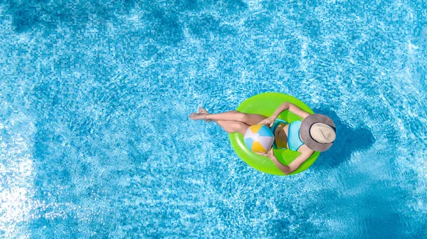 Yüzme Havuzundaki Aktif Genç Kız Yukarıdan Drone Görüntüsü Genç Kız — Stok fotoğraf