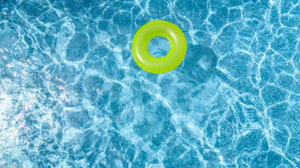 Anneau Gonflable Coloré Jouet Donut Dans Piscine Vue Aérienne Eau — Photo