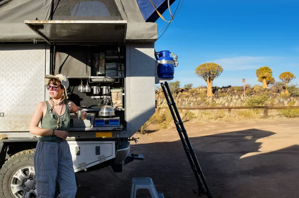 Turista Mujer Vacaciones Viaje Safari África Joven Cerca Coche Camping —  Fotos de Stock