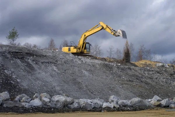 Escavadora Trabalhando Contra Fundo Céu Nublado Equipamento Especial Para Mineração — Fotografia de Stock