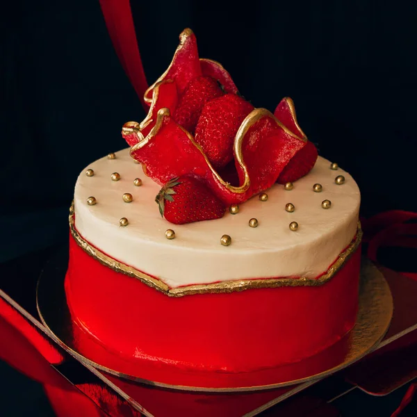 Conjunto de sobremesas bolo de bento de veludo vermelho e cupcakes de veludo  vermelho com morangos