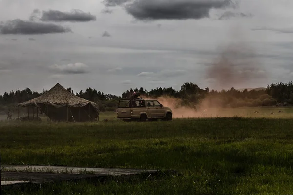 Stan Auto Ozbrojení Lidé Zelené Pole Všechno Kouři Vojenská Operace — Stock fotografie