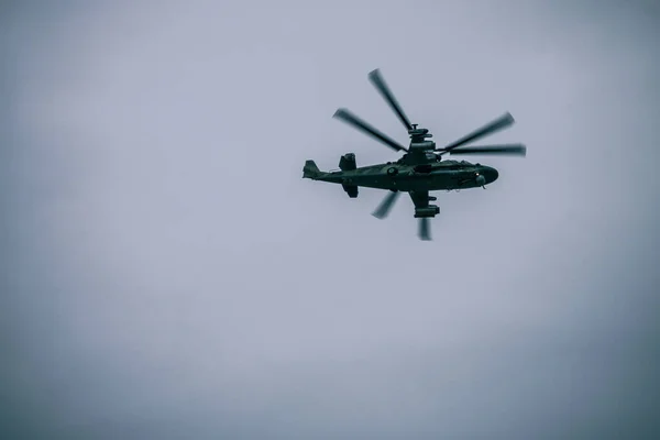 Grön Militär Helikopter Med Snurrande Blad Flygvapen Flyg Transport Utsikt — Stockfoto