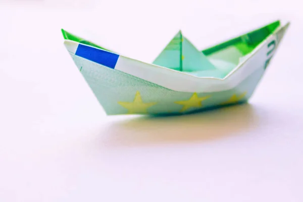 Een Groene Boot Gemaakt Van Een Honderd Euro Biljet Winst — Stockfoto
