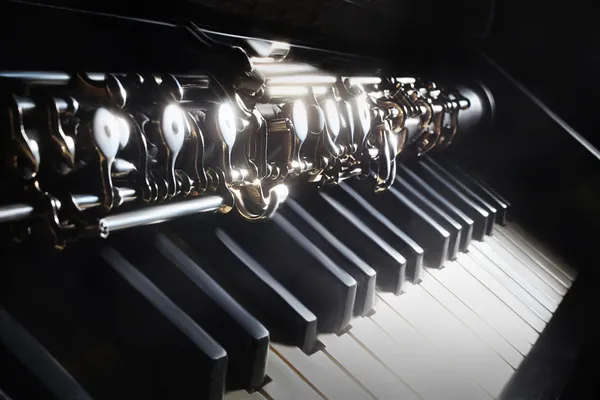 Instrumentos musicais piano e oboé — Fotografia de Stock