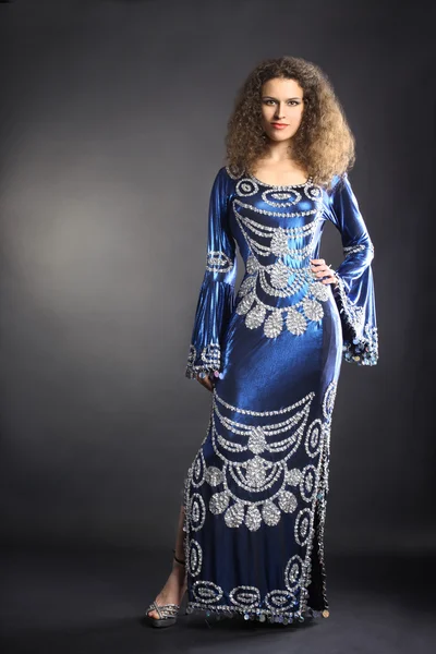 Мода модели в элегантном платье — стоковое фото