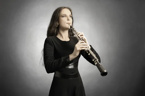 Músico clássico oboé tocando — Fotografia de Stock