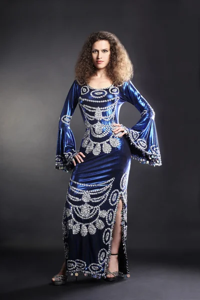 Модна модель в елегантній сукні — стокове фото