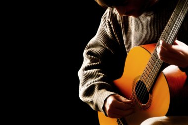 gitarist müzisyen akustik gitar çalmak