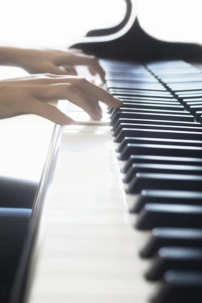 Piano música pianista mãos tocando — Fotografia de Stock