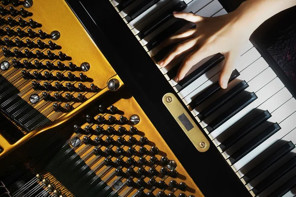Klavír Pianista ruce hraje — Stock fotografie