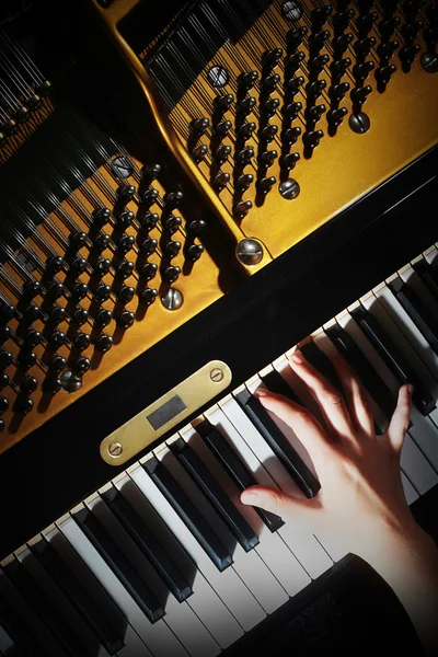 Piano música pianista mãos tocando — Fotografia de Stock