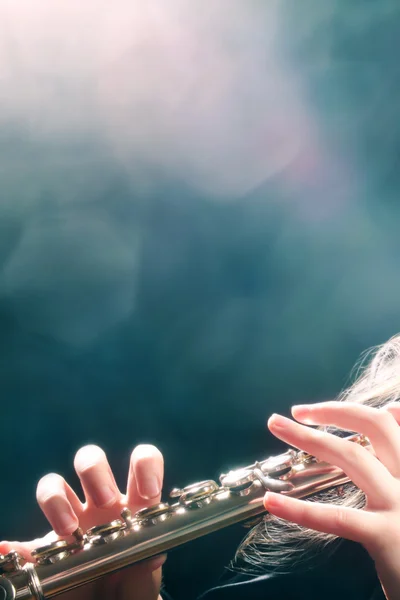 Flauta tocando mãos flutistas — Fotografia de Stock