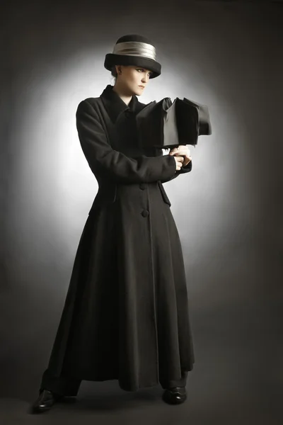 黒いコートおよび帽子でファッション モデル — ストック写真