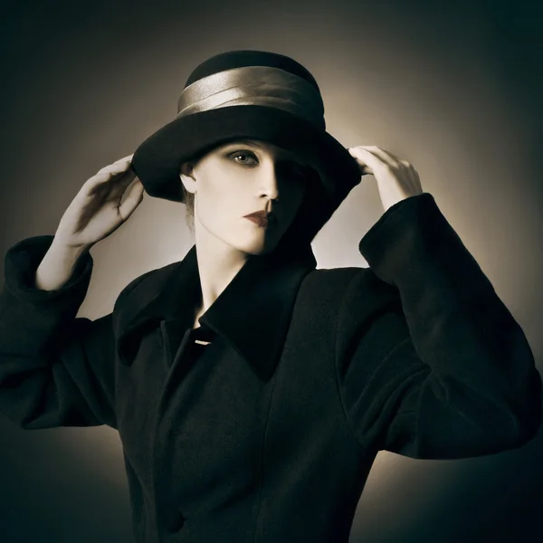 Ретро старовинна жінка в елегантному капелюсі — стокове фото