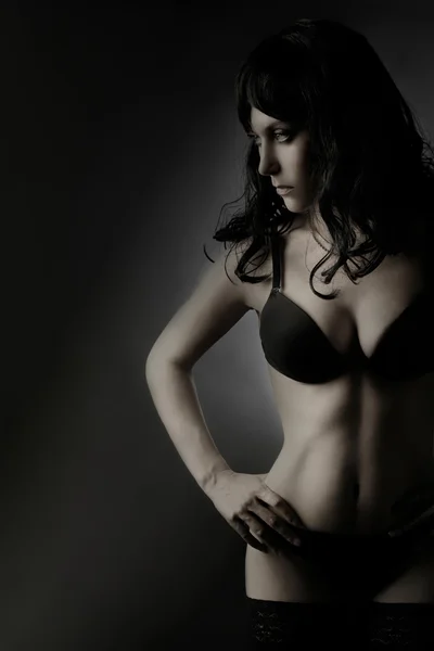 Sexy kvinne i svart erotisk undertøy – stockfoto