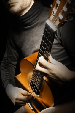 akustik gitar çalar gitarist
